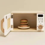 Le Toy Van LETV3002 Microwave Set